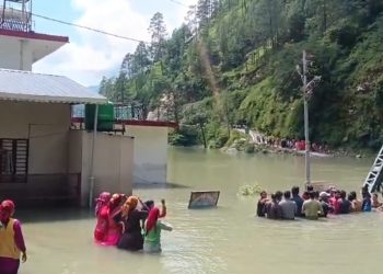 स्यानाचट्टी में हाहाकार:  झील में उतरकर ग्रामीणों ने किया प्रदर्शन