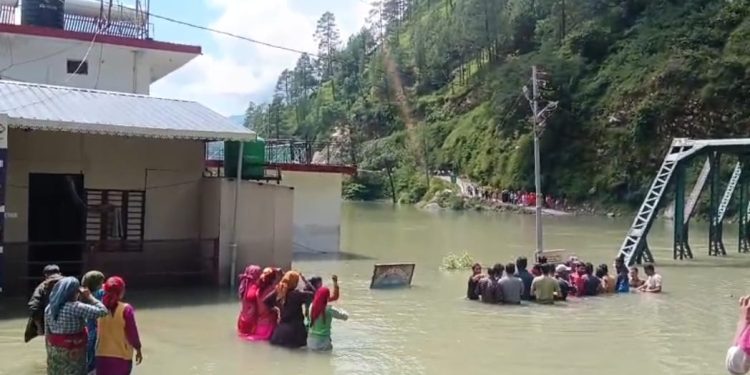 स्यानाचट्टी में हाहाकार:  झील में उतरकर ग्रामीणों ने किया प्रदर्शन