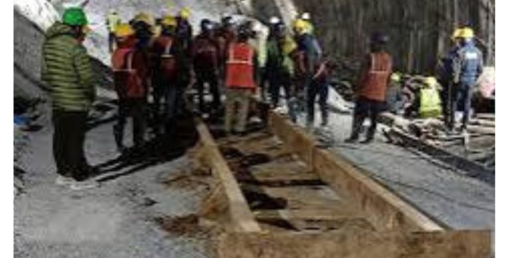पिथौरागढ़ में भूस्खलन से एनएचपीसी टनल का मुहाना बंद, 11 लोग अभी भी फंसे, रेस्क्यू ऑपरेशन जारी