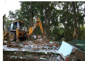 अवैध अतिक्रमण पर जिला प्रशासन का कड़ा प्रहार जारी; वन भूमि में बनाई गई मजार ध्वस्त