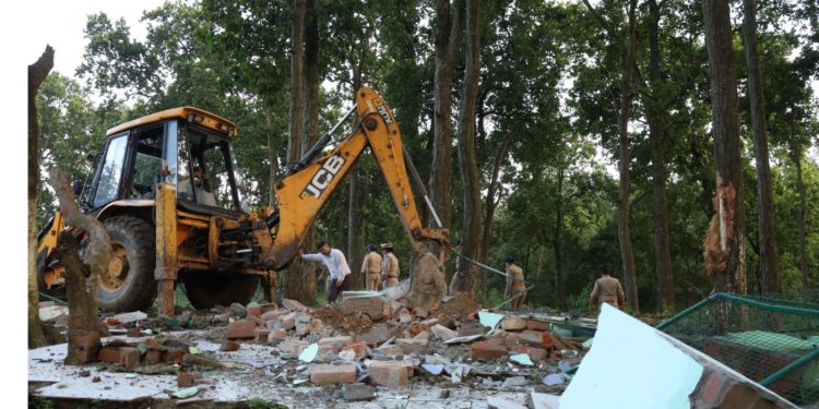 अवैध अतिक्रमण पर जिला प्रशासन का कड़ा प्रहार जारी; वन भूमि में बनाई गई मजार ध्वस्त