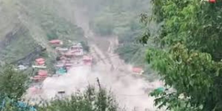 दुखद : बादल फटने से भारी तबाही, धराली गांव में कुछ की मौत, 50 से ज्यादा लोग लापता