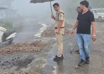 दुआधार में हाईवे धंसा: चंबा-नरेंद्रनगर मार्ग पर भारी वाहनों की आवाजाही पर रोक