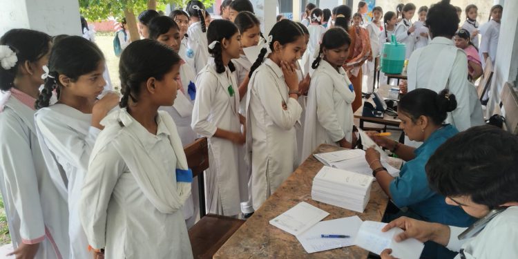 एममकेपी इंटर कॉलेज में श्री महंत इन्दिरेश अस्पताल का निःशुल्क स्वास्थ्य शिविर