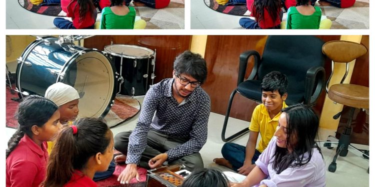 कूड़े, कटौरे से कलम की ओर लौटा बचपन;  आखर ज्ञान से कम्प्यूटर; संगीत; योग तक