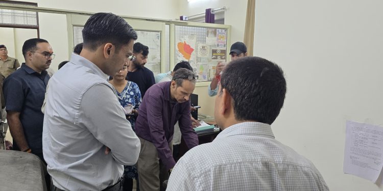 “देहरादून में बारिश से हाहाकार, डीएम ने कंट्रोल रूम से संभाली कमान, राहत शिविर तैयार”