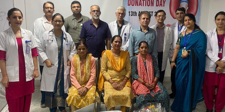 श्री महंत इन्दिरेश अस्पताल में विश्व अंगदान दिवस पर किडनी दानदाताओं को किया सम्मानित