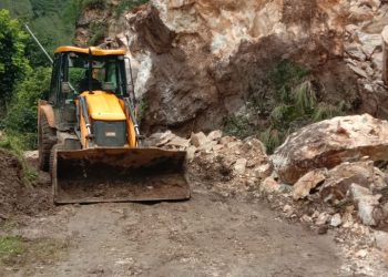 टिहरी में मूसलाधार बारिश का कहर, सड़कें बंद – चारधाम यात्रा मार्ग पर फंसे लोग