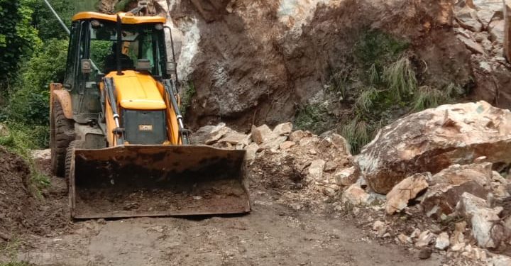 टिहरी में मूसलाधार बारिश का कहर, सड़कें बंद – चारधाम यात्रा मार्ग पर फंसे लोग