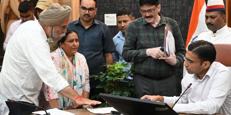 बड़ी खबर: चार घंटे चला देहरादून DM जनदर्शन, 150 से अधिक शिकायतों का हुआ निस्तारण