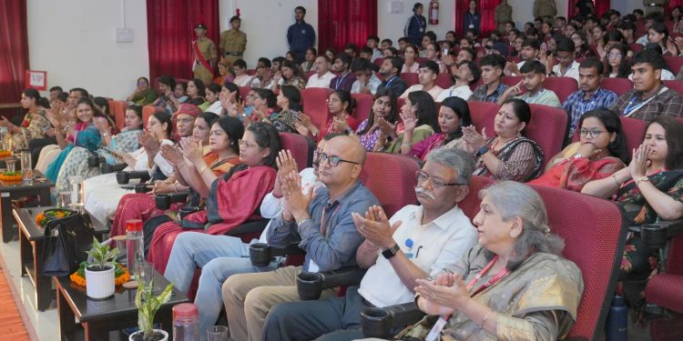 एसजीआरआरयू दीक्षारंभ में गूँजे सफलता के मंत्र नवप्रवेशियों ने बढ़ाए आत्मविश्वास भरे कदम