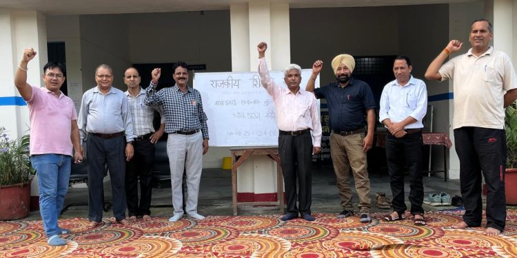 पदोन्नति को लेकर शिक्षकों का चॉक डाउन जारी, तीसरे दिन भी किया कार्य बहिष्कार