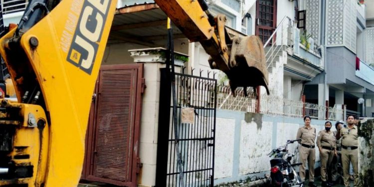 अतिक्रमण कर रोड पर बनाया गेट; प्रशासन ने किया ध्वस्त; डीएम जनदर्शन में आई थी शिकायत