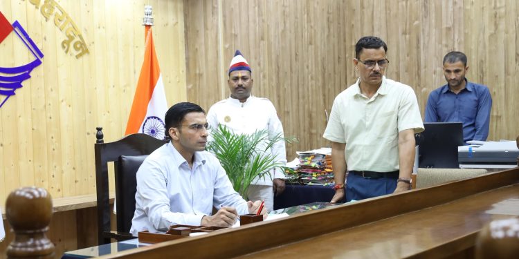 बड़ी खबर: नशेड़ी बेटों से परेशान विधवा मां, डीएम सविन बंसल ने गुंडा एक्ट में दर्ज किया केस