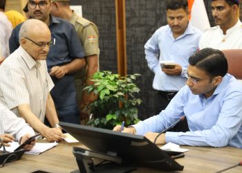 स्कूल आंगनबाड़ी केन्द्र की खराब हालत की प्राप्त हुई शिकायत; डीएम ने शिक्षा विभाग के अधिकारियों को दौड़ाया मौके पर