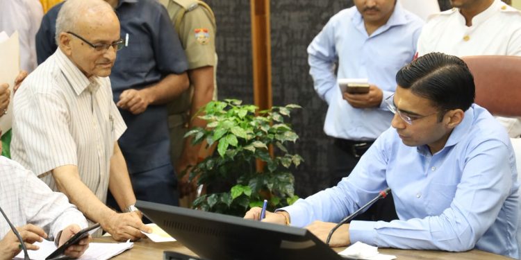 स्कूल आंगनबाड़ी केन्द्र की खराब हालत की प्राप्त हुई शिकायत; डीएम ने शिक्षा विभाग के अधिकारियों को दौड़ाया मौके पर