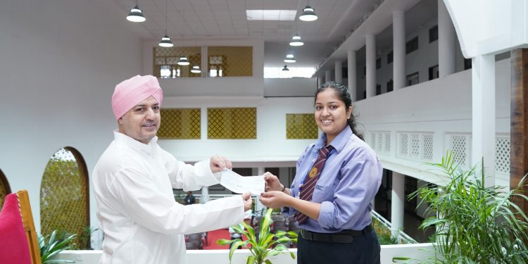 एसजीआरआरयू की मेधावी छात्रा हंसिका सक्सेना की प्रतिभा को श्री गुरु राम राय विश्वविद्यालय ने किया सम्मानित