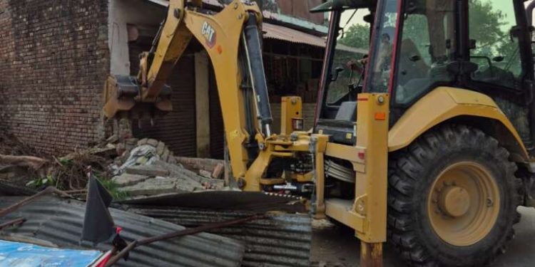 यूकेएसएसएससी पेपर लीक: मुख्य आरोपी खालिद की अवैध संपत्ति पर बुलडोज़र, सीएम धामी का सख्त संदेश