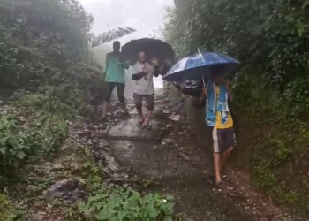 सीएम की विधानसभा से शर्मनाक तस्वीर: 12 किमी पैदल शव लेकर पहुंचे ग्रामीण