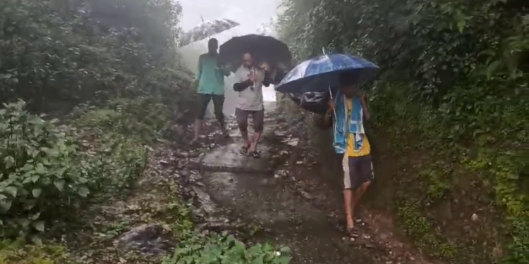 सीएम की विधानसभा से शर्मनाक तस्वीर: 12 किमी पैदल शव लेकर पहुंचे ग्रामीण