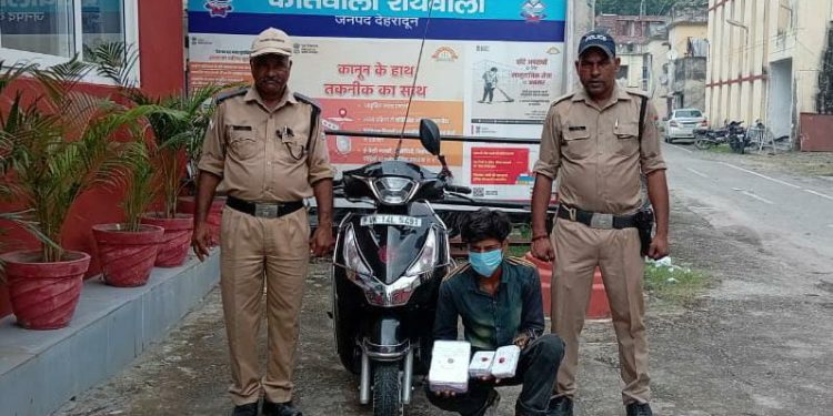 दुकान में हुई नकबजनी का दून पुलिस ने किया खुलासा, शातिर चोर गिरफ्तार