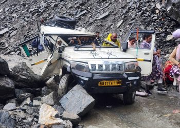 हादसा: गौरीकुंड हाईवे पर गिरे बोल्डर से दो की मौत, तीन गंभीर रूप से घायल