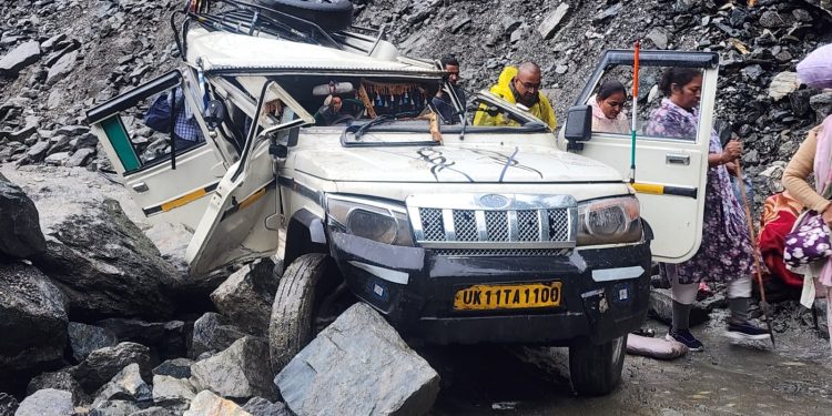 हादसा: गौरीकुंड हाईवे पर गिरे बोल्डर से दो की मौत, तीन गंभीर रूप से घायल