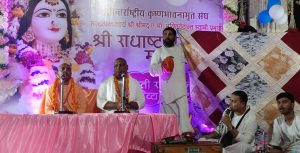 आयोजन में अपने आशीष वचनों से मंत्र मुक्त करते हुए 