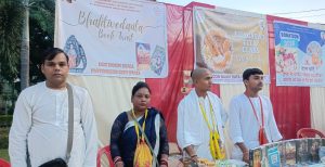 अमिता एवं उनके सहयोगियों द्वारा लगाए गए स्टॉल