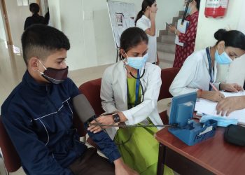 एकलव्य माॅडल रेजीडेंशियल स्कूल में श्री महंत  इन्दिरेश अस्पताल का निःशुल्क स्वास्थ्य शिविर