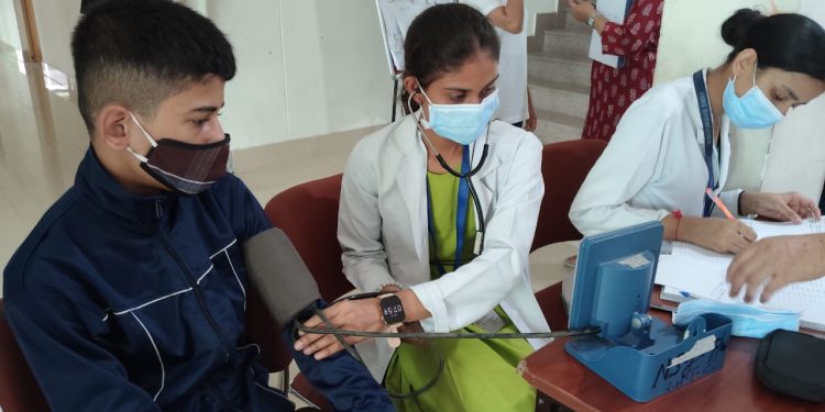 एकलव्य माॅडल रेजीडेंशियल स्कूल में श्री महंत  इन्दिरेश अस्पताल का निःशुल्क स्वास्थ्य शिविर