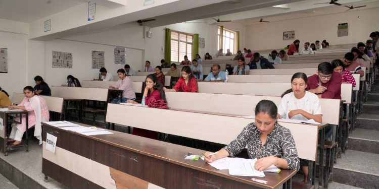 शोध की ओर कदम: श्री गुरु राम राय विश्वविद्यालय में 140 छात्रों ने दी पीएचडी प्रवेश परीक्षा