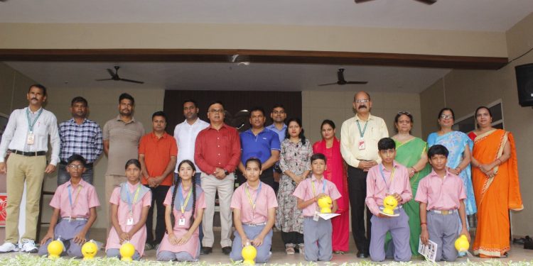 डॉक्टर संजीव अग्रवाल ने योग शिविर के मेधावियों को किया सम्मानित