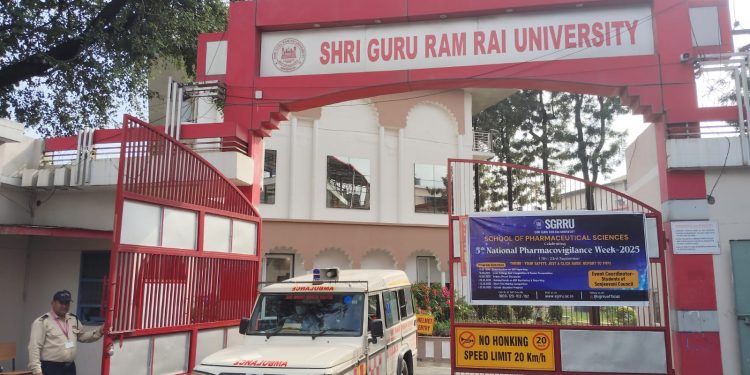 दवाईयां-मेडिकल सहायता लेकर सहस्त्रधारा पहुँची एसजीआरआर यूनिवर्सिटी एवम श्री महंत इन्दिरेश अस्पताल की टीम