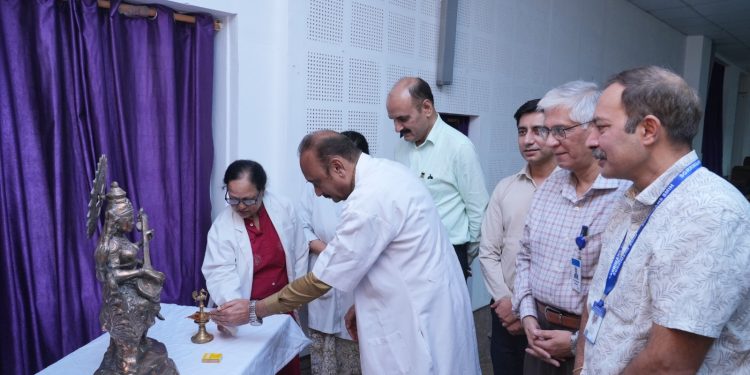 श्री महंत इन्दिरेश अस्पताल केे विशेषज्ञों ने बढ़ाई ‘स्वस्थ नारीःसशक्त परिवार अभियान’ की गति