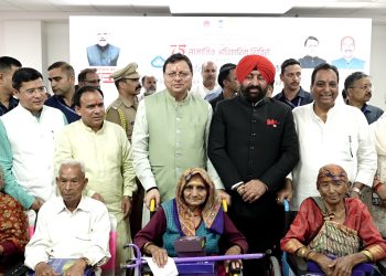 धामी सरकार का तोहफ़ा: 360 बुज़ुर्गों को मिला सहारा, 2402 उपकरण निशुल्क वितरित