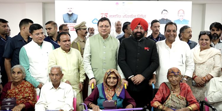 धामी सरकार का तोहफ़ा: 360 बुज़ुर्गों को मिला सहारा, 2402 उपकरण निशुल्क वितरित