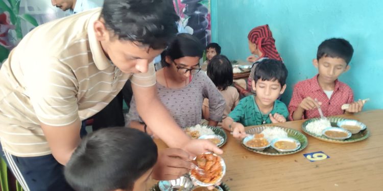 एसजीआरआर विश्वविद्यालय ने सहस्त्रधारा के आपदा पीड़ितों के लिए लगाया सांझा चूल्हा