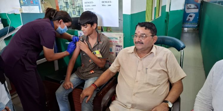 श्री महंत इन्दिरेश अस्पताल ने अधोईवाला क्षेत्र में लगाया निःशुल्क स्वास्थ्य शिविर