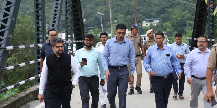 आपदा प्रभावित क्षेत्रों में पेयजल व बिजली आपूर्ति बहाली के लिए डीएम ने दिए सख्त निर्देश