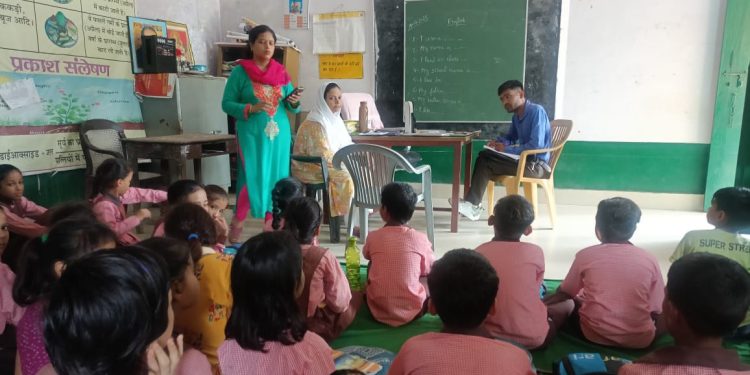 विद्यालय में निरीक्षण के दौरान बच्चों की जांची गई निपुणता