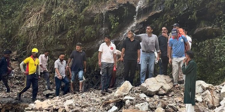 फुलेत, छमरोली, सिमयारी समेत कई गांवों में भारी तबाही, डीएम ने पैदल पहुंचकर जाना आपदा पीड़ितों का दर्द”