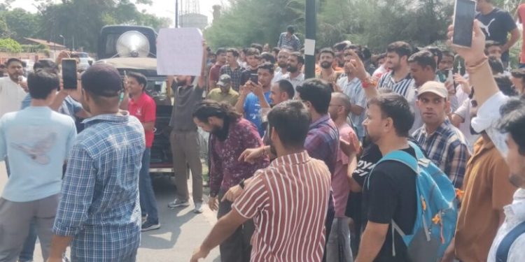 बड़ी खबर: भर्ती परीक्षा लीक कांड पर बवाल, देहरादून में धारा 163 के साए में सड़कों पर युवा