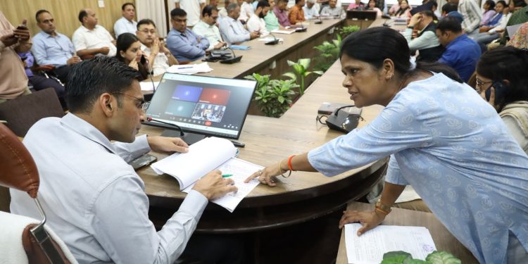 जनदर्शन में बढ़े भरण-पोषण और ऋण माफी के मामले, डीएम सविन बंसल ने दिए सख्त निर्देश