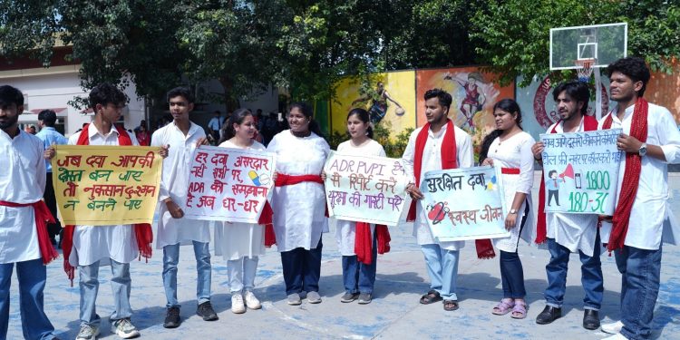 एसजीआरआर विश्वविद्यालय में छात्र छात्राओं ने दी सुरक्षित दवा उपयोग की सीख