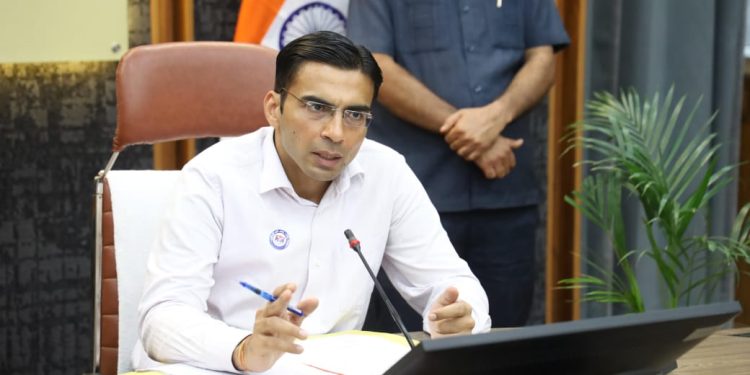 जिला प्रशासन की सख्ती: आईसीआईसीआई बैंक ने विधवा शोभा का 17 लाख का कर्ज किया माफ