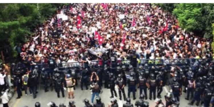 नेपाल में हिंसक प्रदर्शन: राष्ट्रपति और प्रधानमंत्री के आवास में आगजनी, राजनीतिक संकट गहराया