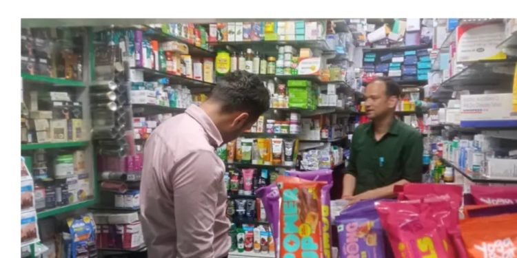 तपोवन, मुनि की रेती और कैलाश गेट में औचक निरीक्षण,12 दवा दुकानों की जांच, 3 पर क्रय-विक्रय पर रोक