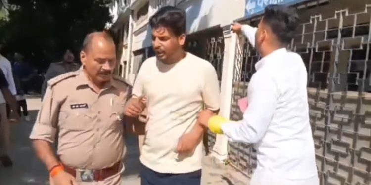 बड़ी खबर: NSUI प्रत्याशी की शिकायत पर कार्रवाई, पुलिस के हवाले किया गया फर्जी वोटर