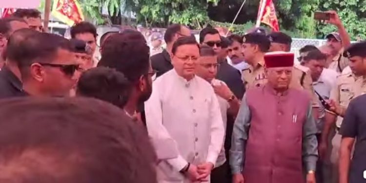 बिग ब्रेकिंग: अचानक बेरोजगारों के धरने पर पहुंचे सीएम धामी,कही ये बात